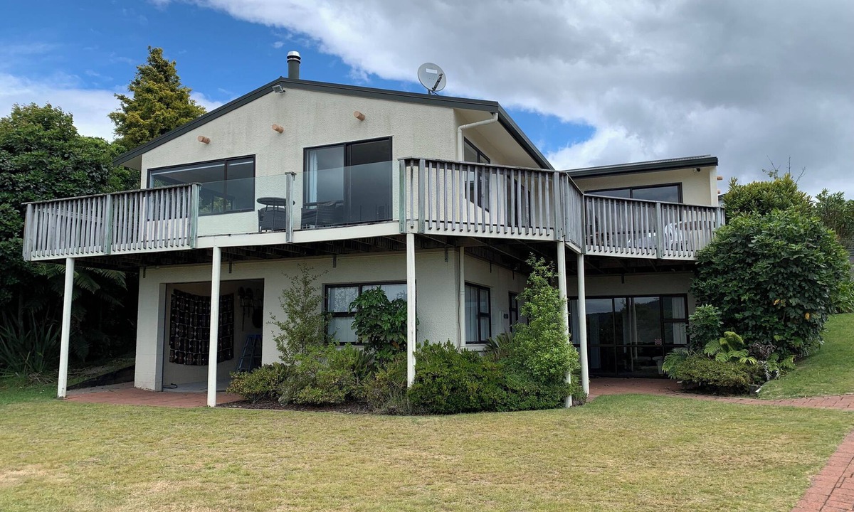 Omori House | Peacefull lake view haven 10 mins walk from Lake Taupo located in Omori.