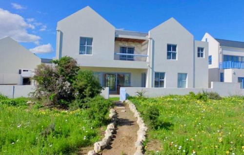 Calypso Beach House | PERFECT 10 - 10 to 14 Sleeper Luxury Holiday Home Breakage Deposit of R2500 per Weekend Lease