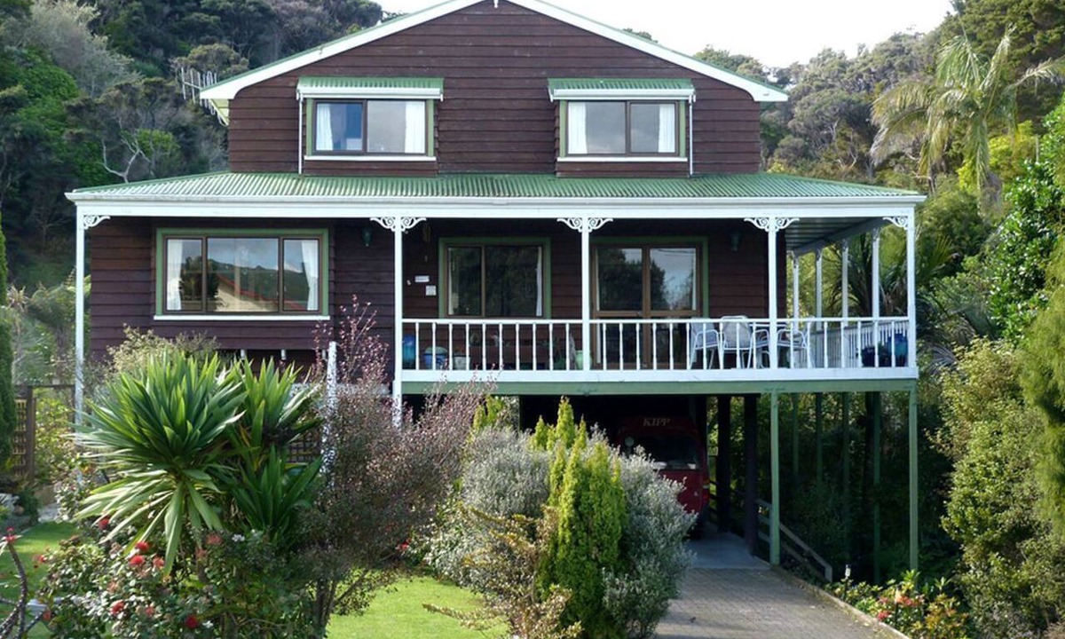 Tamaterau Cabin | Pet-Friendly Getaway with Bay Views in Tamaterau, North Island