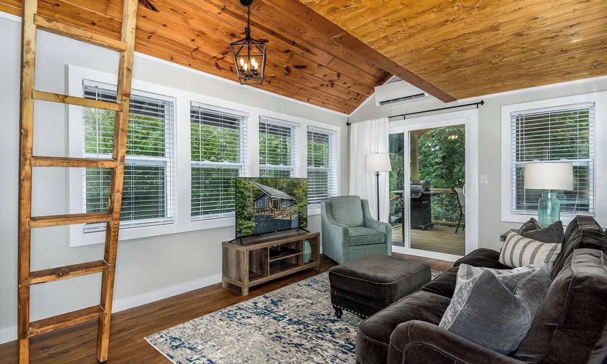 Newland House | Pet Friendly- Romantic Getaway- Hiking galore nearby BRPW & Grandfather Mountain
