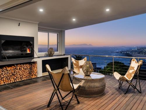 Mountainside Villa | Phezulu Manor - Luxury Villa with Panoramic Views & 5 Terraces