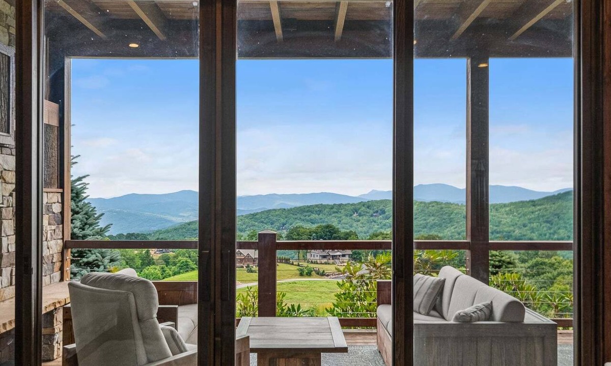 Elk Park House | Positive Altitude at Eagles Nest - Amazing VIEWS! Close to Winery and North Pavilion!