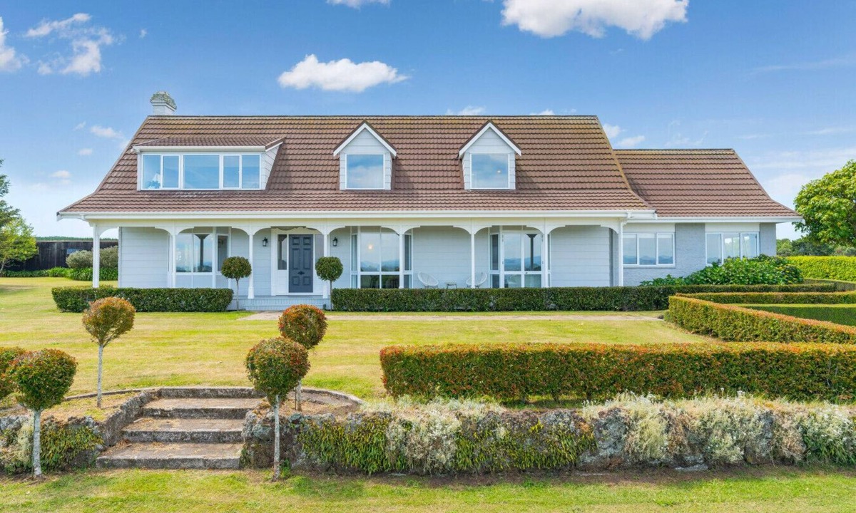 Nukuhau House | Private 7BR Estate | Pool, Spa & Lake Views | Sleeps 18 | Taupō