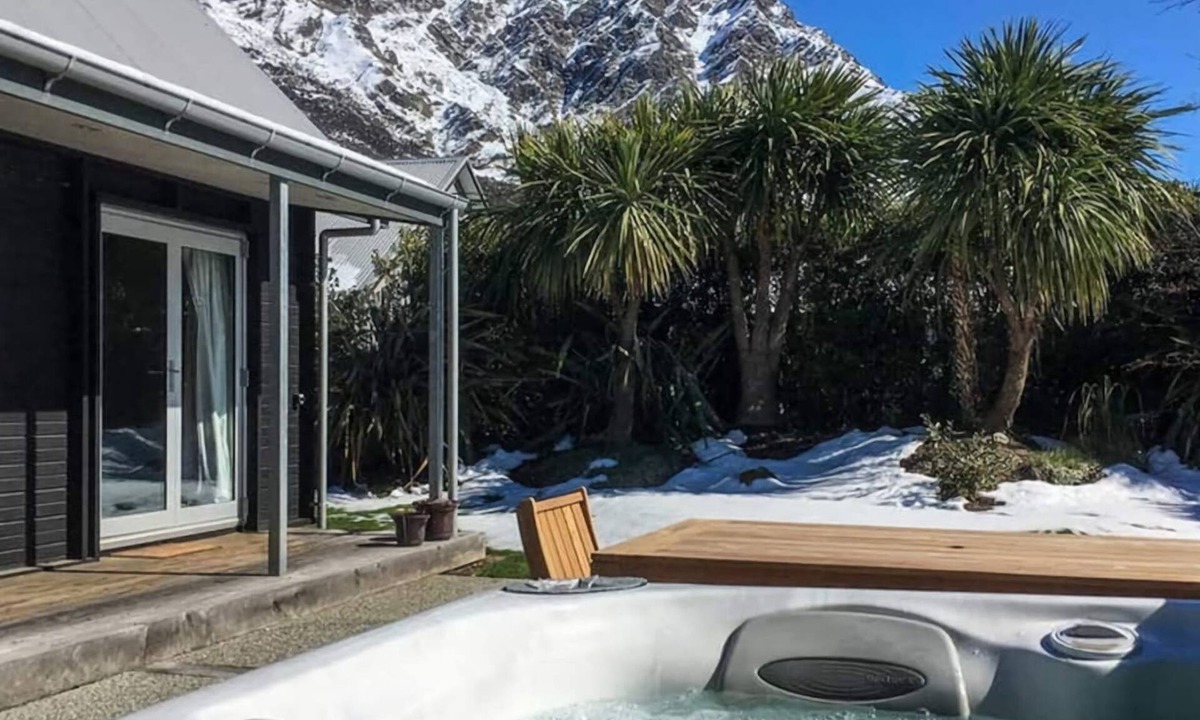 Arthur's Point House | QT Chalet with spa pool