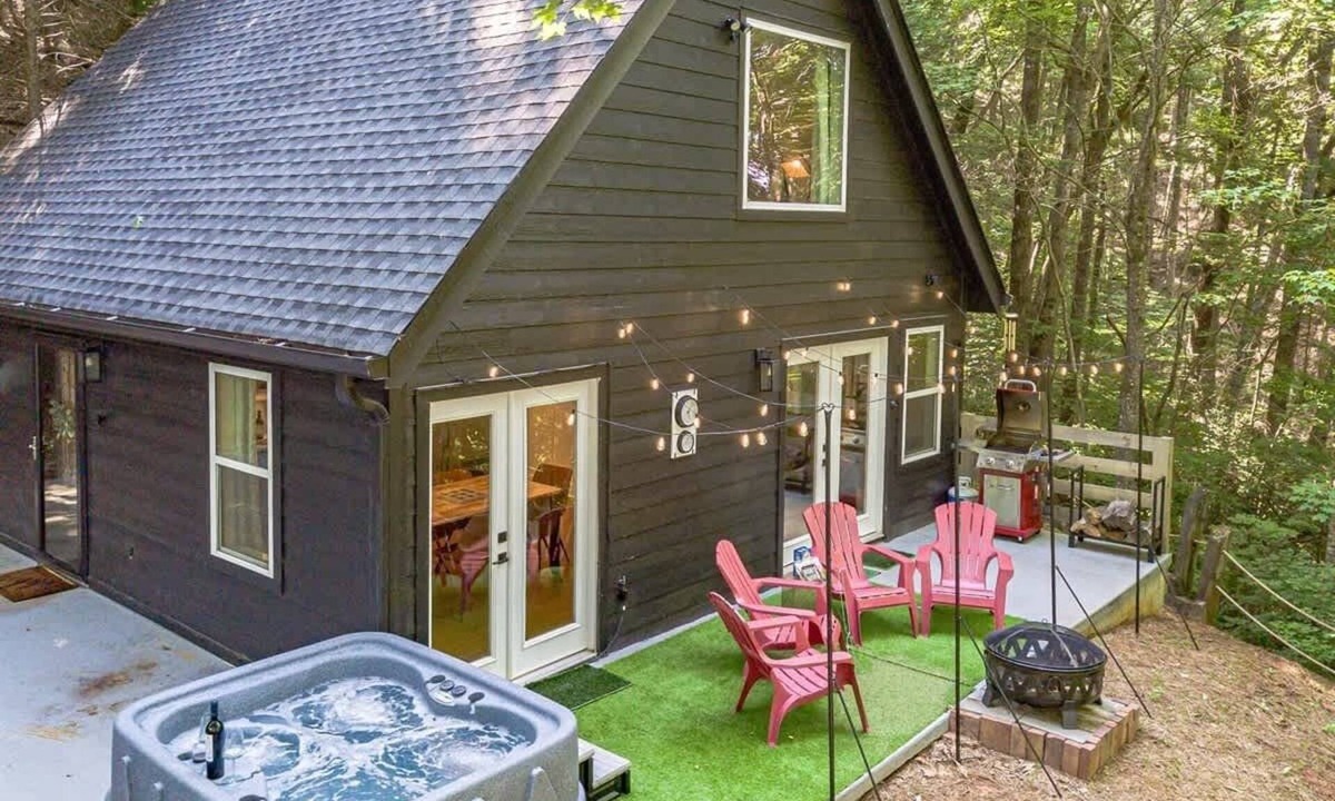 Clarkesville House | RIDGEVIEW RETREAT | HOT TUB | FIRE PIT AND GAMES