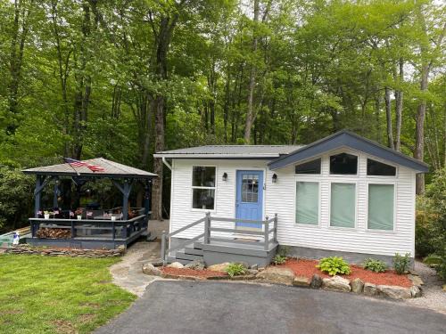 Newland House | River Run Cottage Modern 2BR Waterfront Retreat in Linville Land Harbor