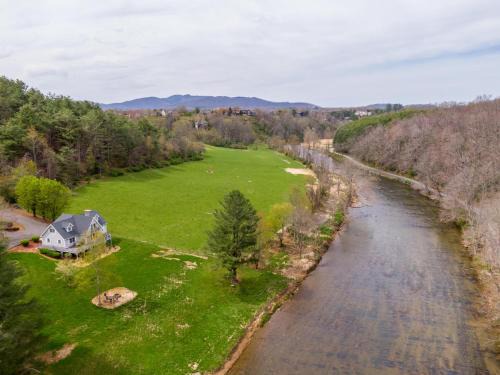 Jefferson House | Riverbank Retreat