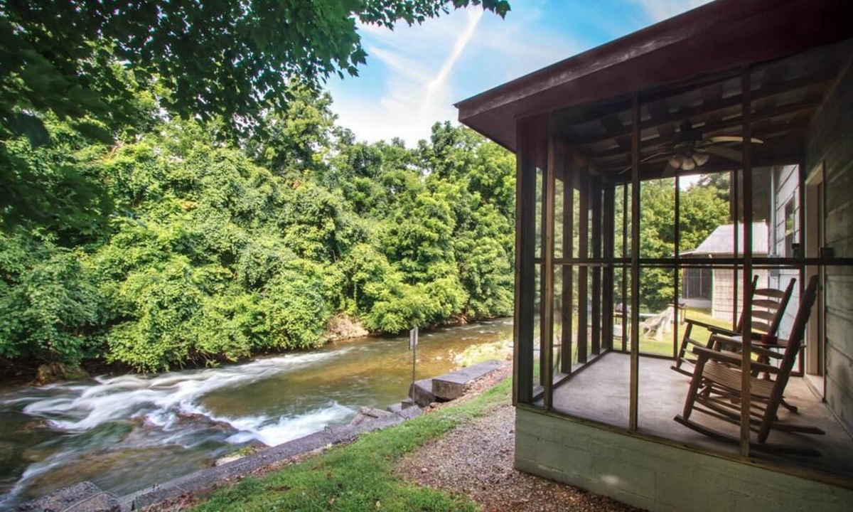 Cosby Cottage | RIVERWOOD COTTAGE IN COSBY! Next to Creek-Waterfall-Screened Porch - Jacuzzi Tub