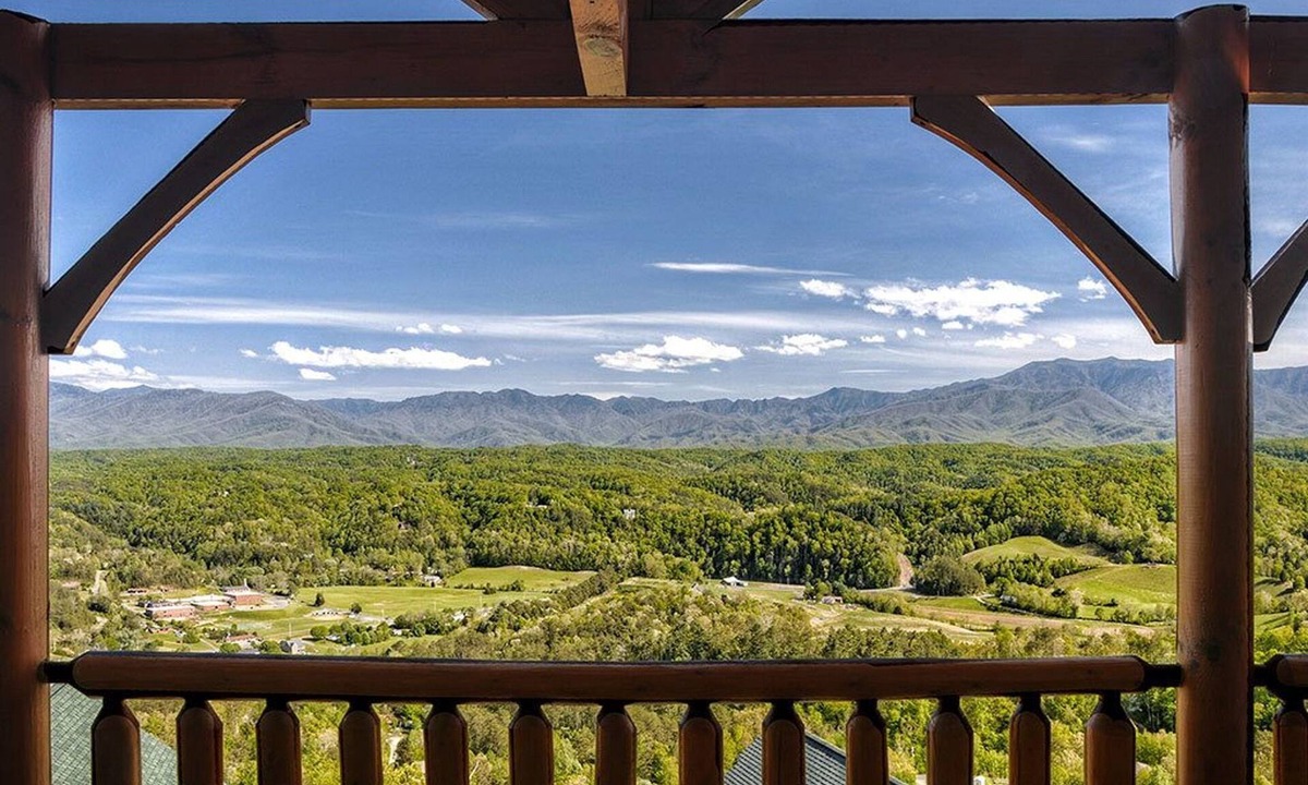 Sevierville Cabin | Romantic Escape with panoramic Mountain Views, great location 2.5 steps to enter