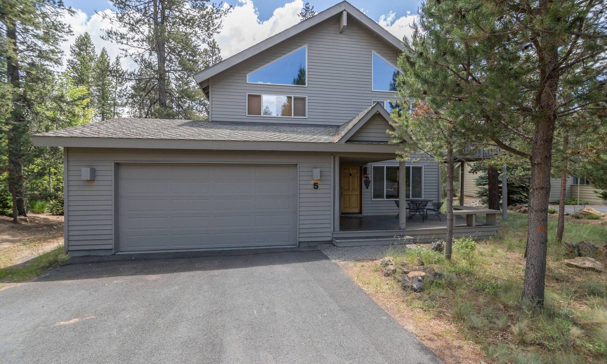 Deer Park House | Rustic 3bed/2 bath, A/C, 8 SHARC passes, Hot Tub