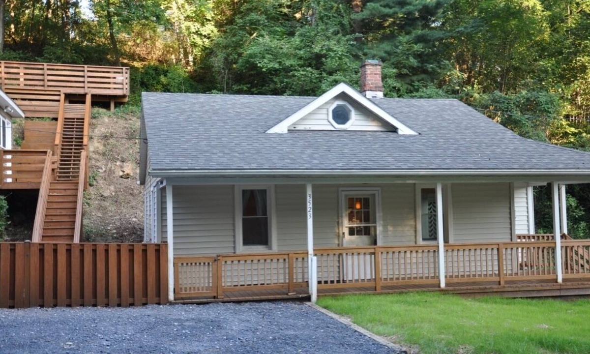 Knoxville Cottage | Rustic Cottage near the Potomac River