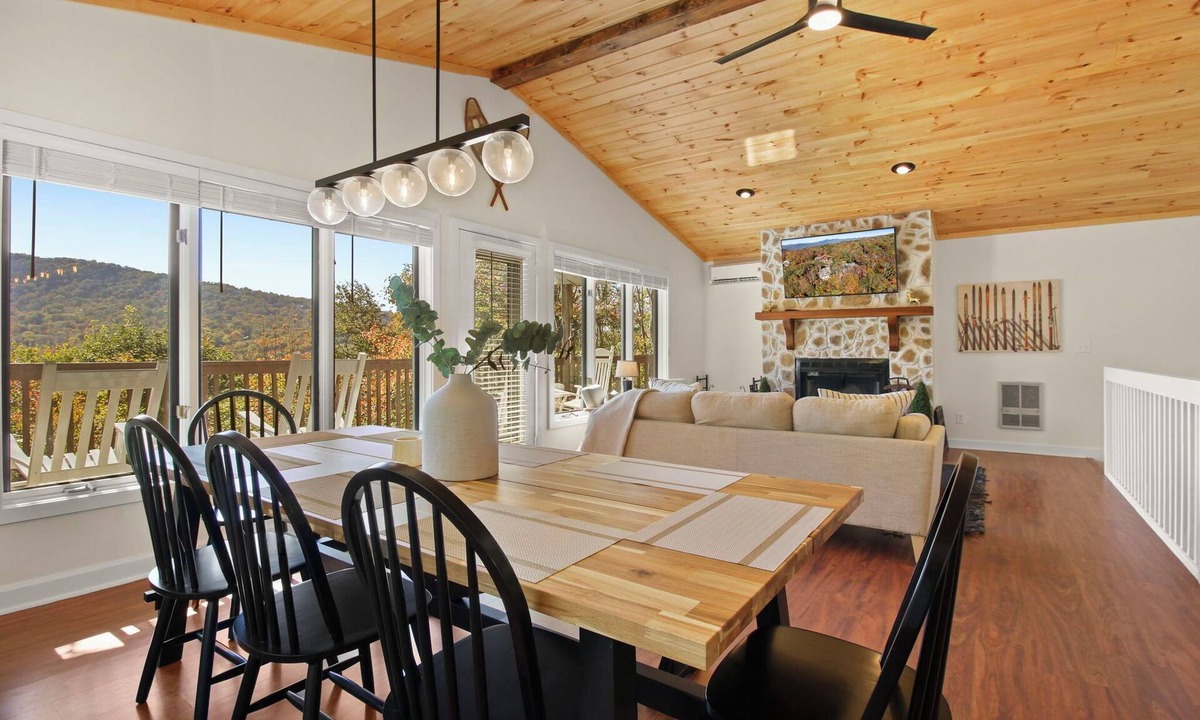 Charter Hills House | SkiView Cabin - 4BR, Cozy and Modern ~ Sleeps 10