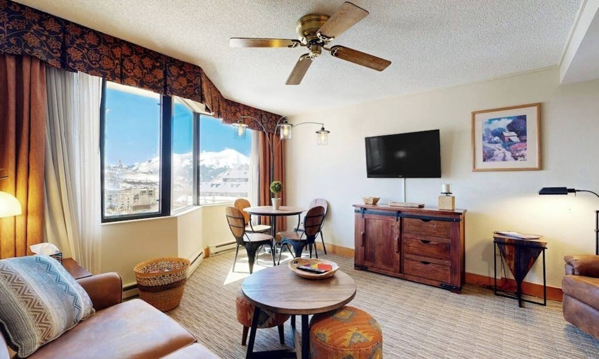 Mount Crested Butte Apartment | Slope access with mtn views, in/outdoor pools, hot tub, sauna, gym