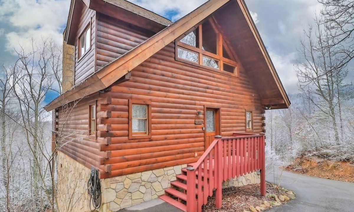 Gatlinburg Cabin | Snuggle Bug by Beyond Expectations: Cozy 1BR Cabin w/Hot Tub & Golf Nearby