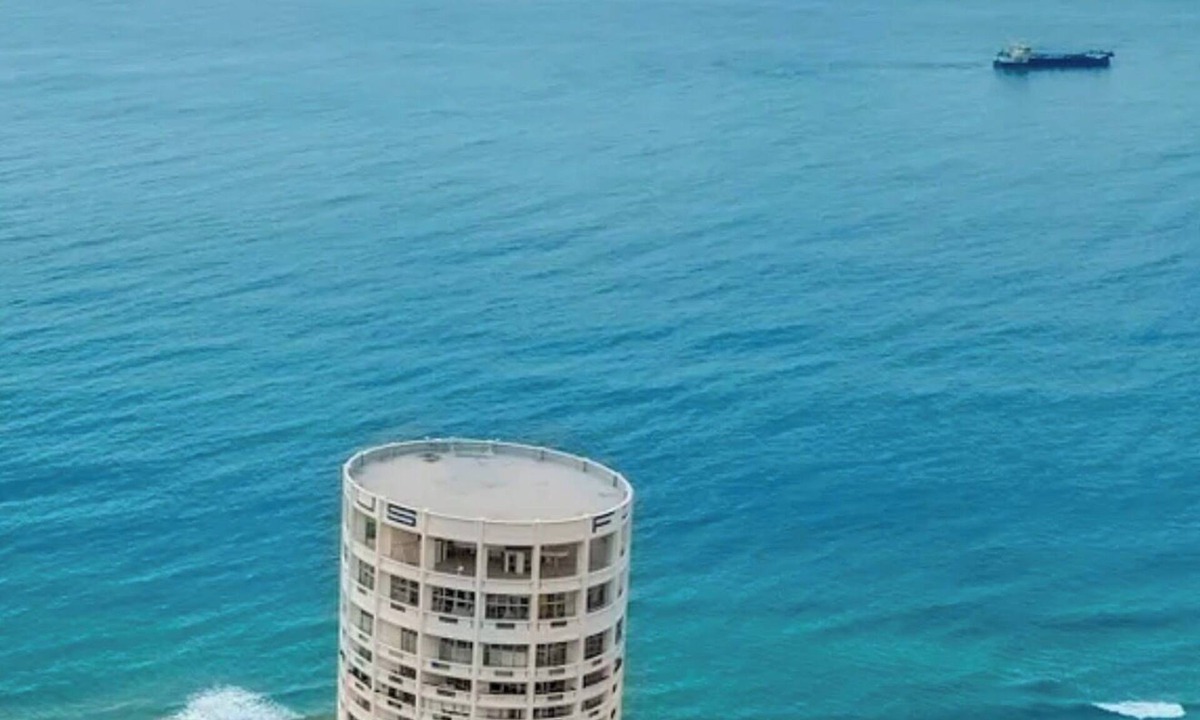 Surfers Paradise Apartment | Spacious 3-bedroom apartment across the beach in fantastic Surfers Paradise