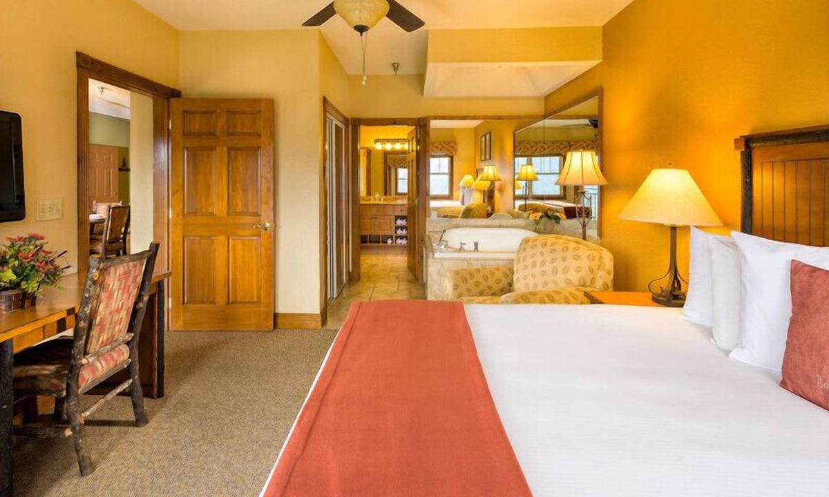Gatlinburg Villa | Spacious 3-bedroom cabin — 2,746 sq ft, sleeps up to 12 — full kitchen, in-unit washer/dryer and multiple living areas with balcony mountain views. Enjoy on-site Wild Bear Falls indoor water park, heated pools, award-winning spa, and dining.