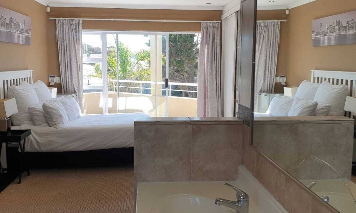 West Beach House | Spacious 6-bed 5 bath west beach house in charming Cape Town with WiFi