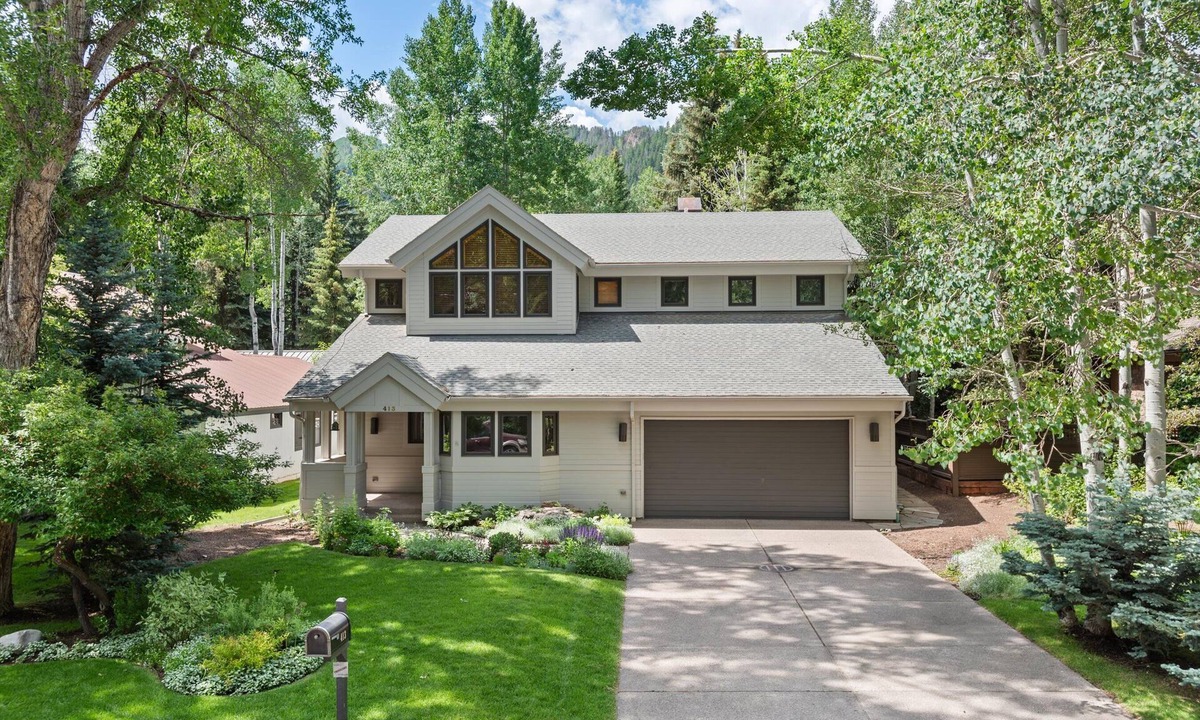 West End House | Spacious and cozy 5,000sf retreat walking distance to downtown!