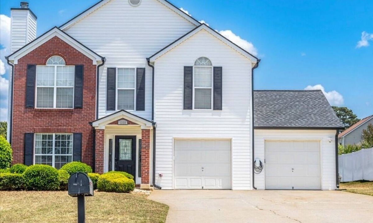 Ellenwood House | Spacious Corner-Lot Sanctuary w/Sunroom and Deck in Ellenwood, Georgia