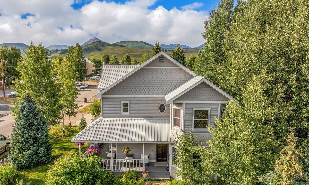 Crested Butte House | Spacious Delightful In-Town 6BD House, Guest BD/BA. June 30-July 30 2026 avail.