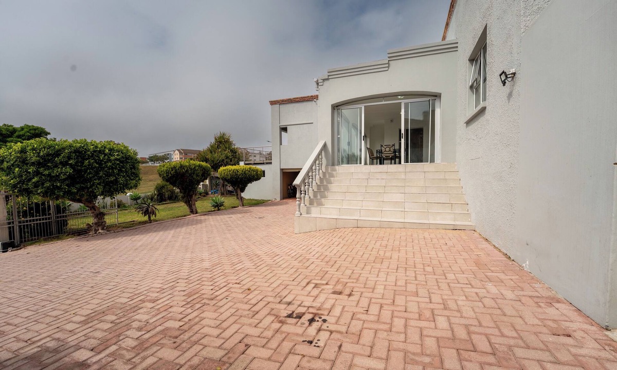 Port Elizabeth House | Spacious family home in central PE! Near mall, hospital, beachfront, airport