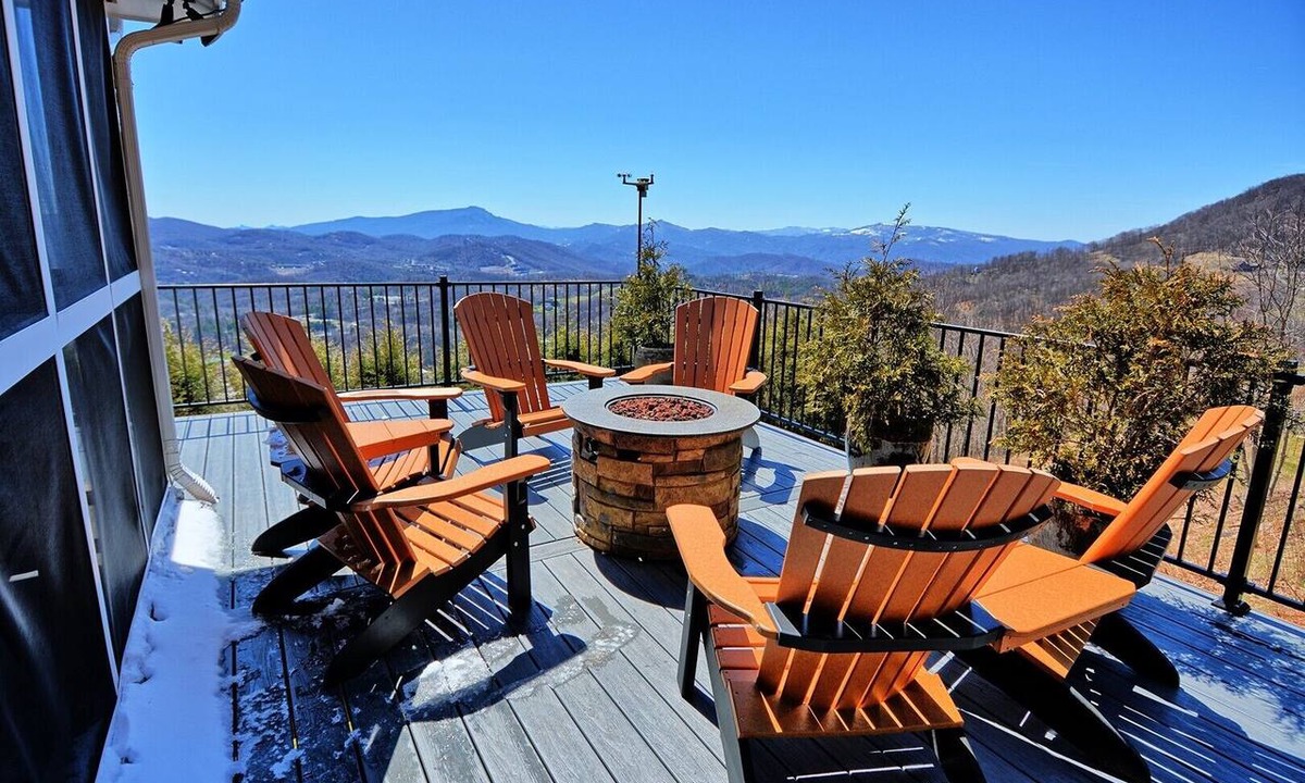 Boone Ski Chalet | Stunning 4-bedroom chalet in Boone, NC, perfect for your mountain getaway.