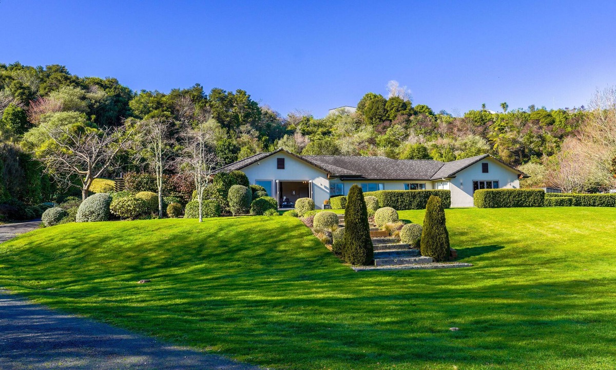 Tikitere House | Stunning and Spacious 5-Bedroom Home in Rotorua