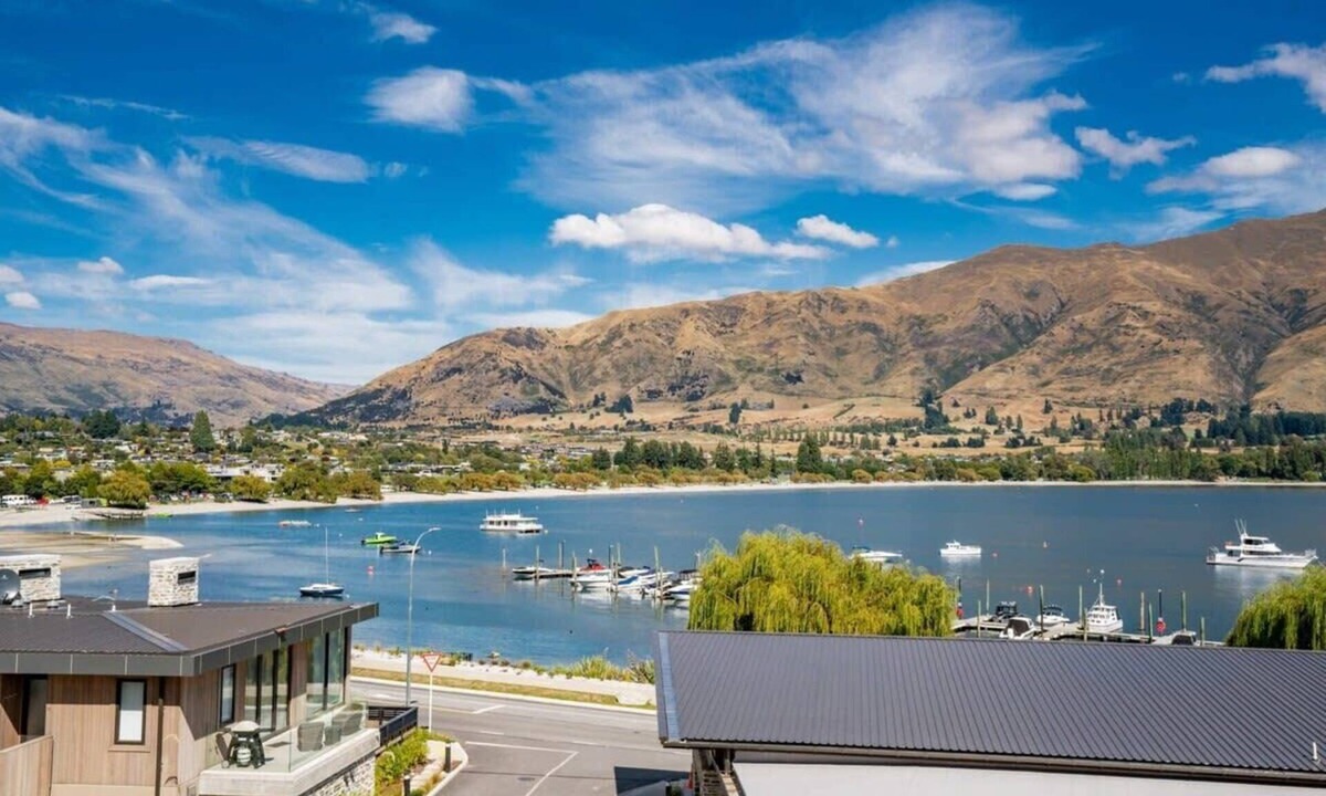 Wanaka Apartment | Stunning Lakefront Studio w/Hot Tub & View