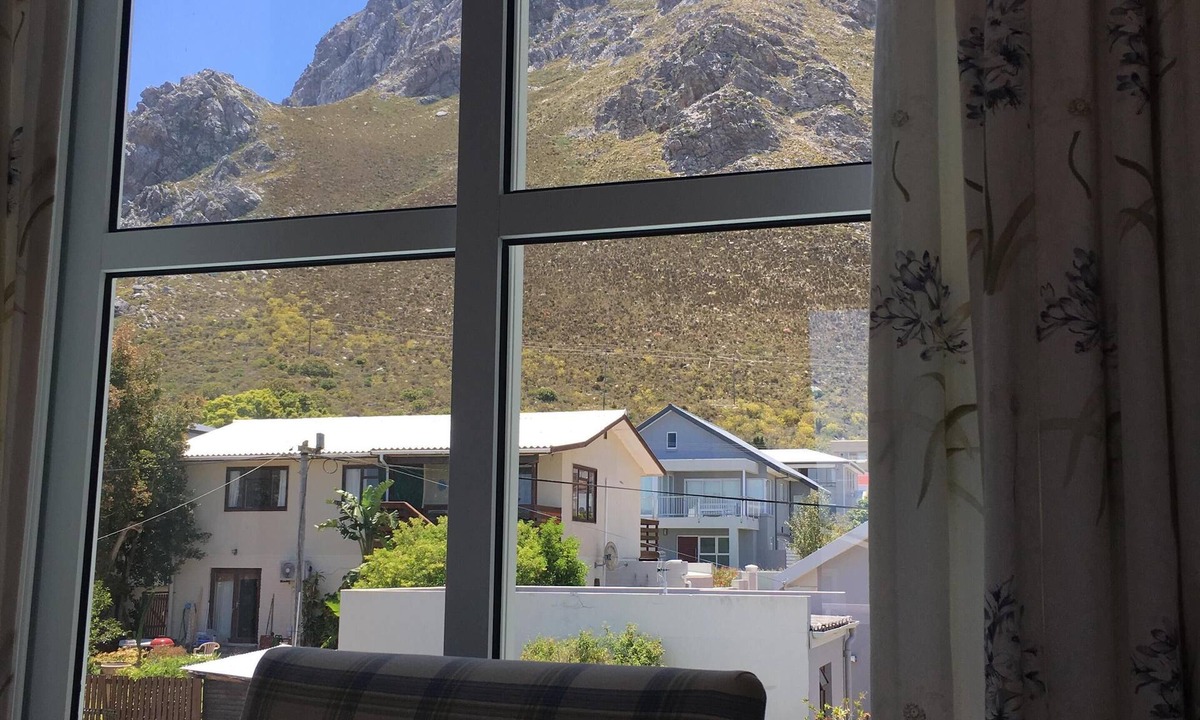 Voelklip House | Stunning mountain views, close to beach, family friendly enclosed private garden