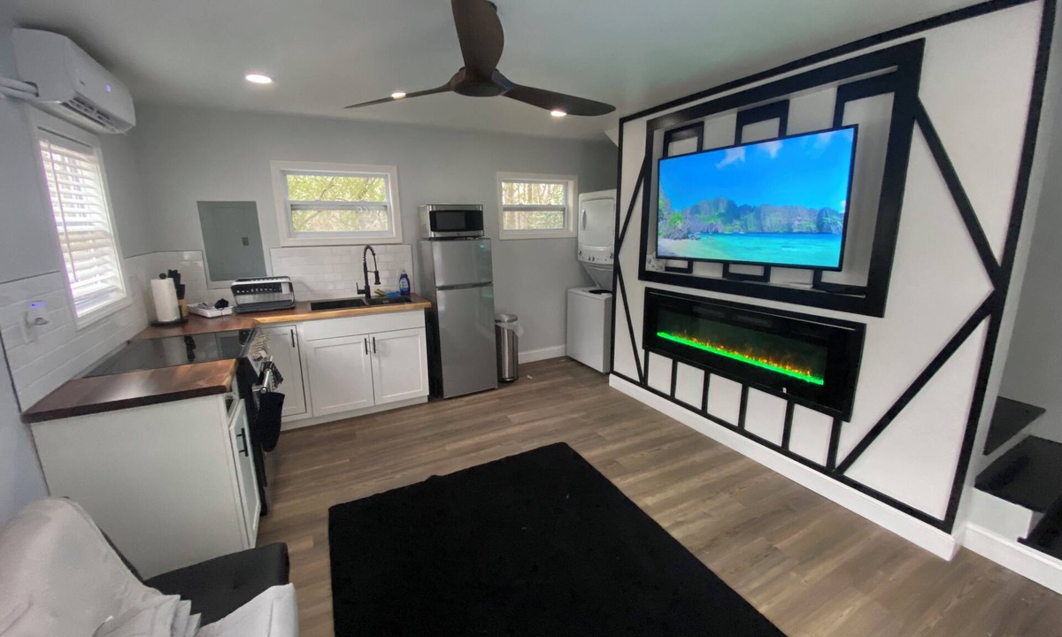 Gresham Park House | Stylish Cozy Guesthouse Hot Tub Private Entry Near Downtown & Airport
