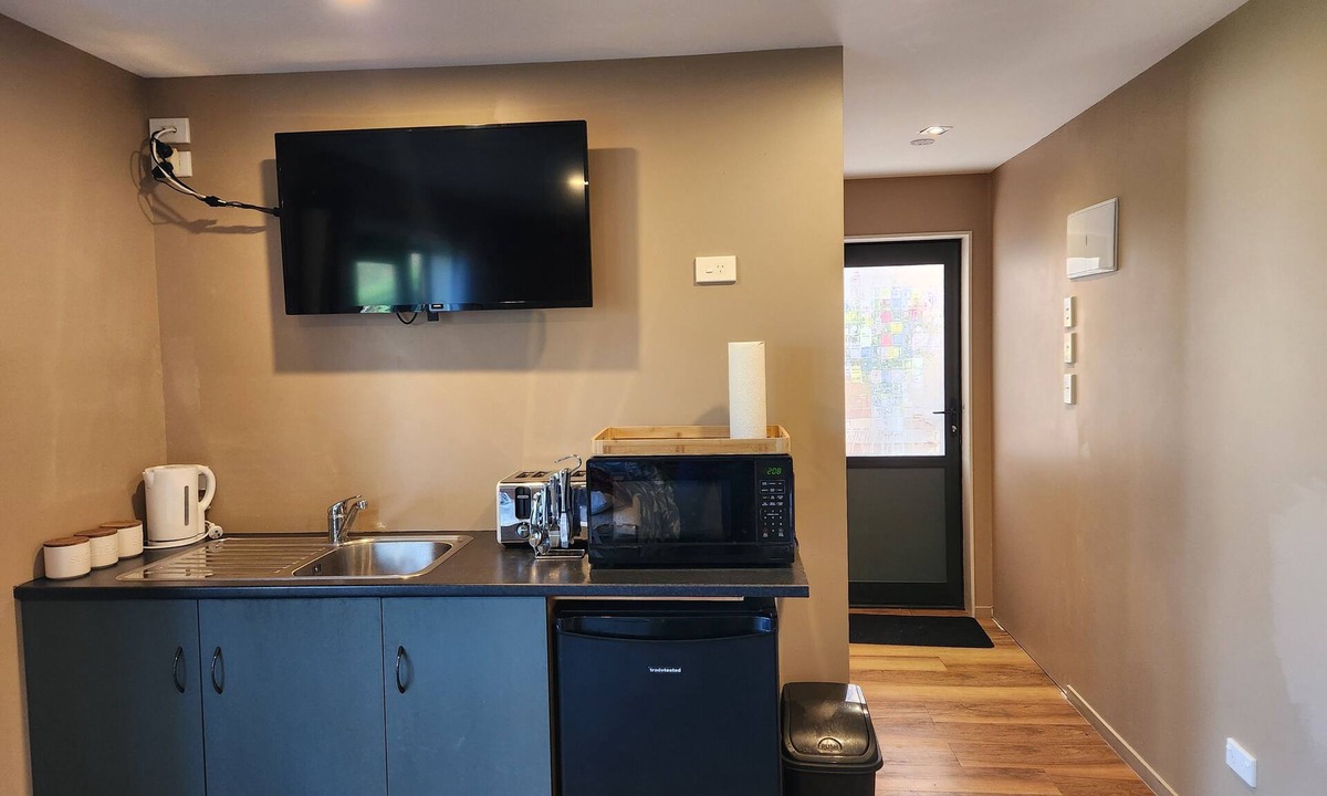 Taradale Apartment | Sugarloaf Studio with a view. Near Church Rd and Mission Estate Wineries