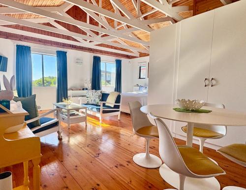 Brenton-on-Sea Apartment | Sunny studio in the sky