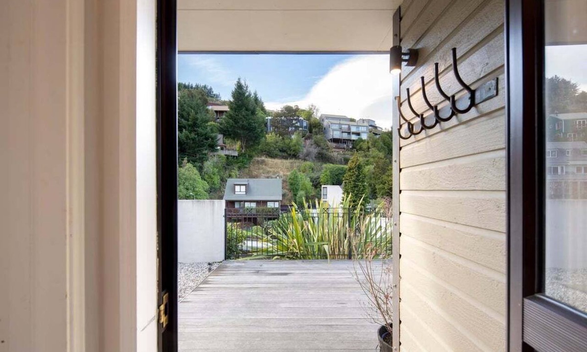 Sunshine Bay House | Sunshine Bay Stay | Lake Views & Cosy Fireplace