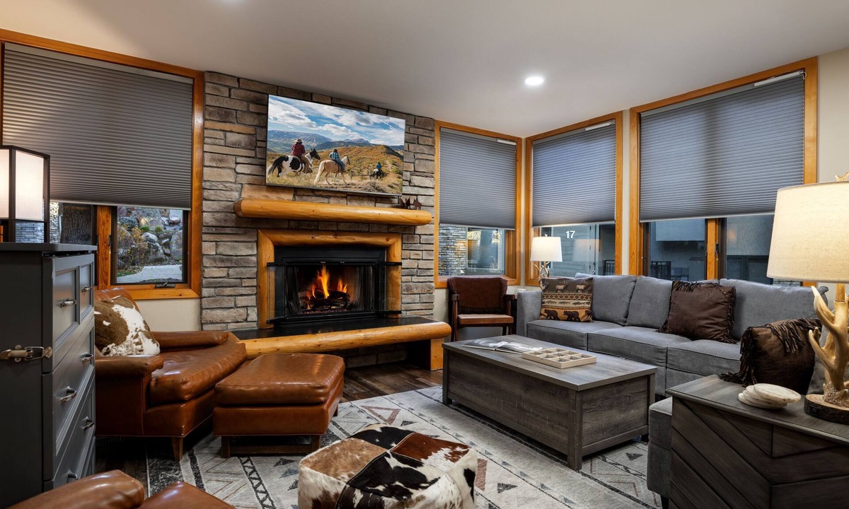 Snowmass Village Condo | Tamarack - Steps to the Slopes + ASE Transportation