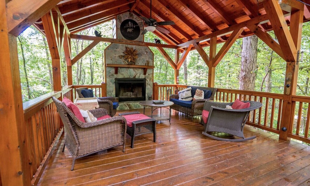 Ellijay Cabin | The Blissful Bear Cabin Creekside treehouse w/fireplace STR Host Lic #: 002252