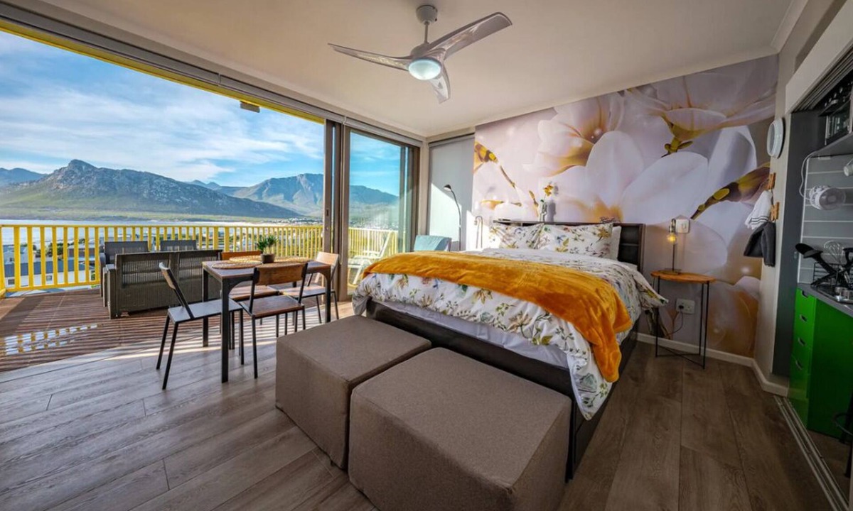 Pringle Bay Apartment | The Butterfly Villa - Glass Suite: Unique apartment with ocean & mountain views