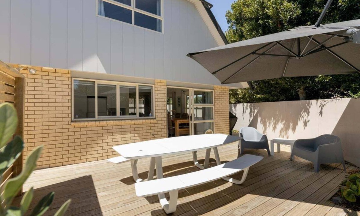 Papamoa Beach Resort | The Dune House -Spacious Family-Friendly Retreat Steps from Papamoa Beach, Perfect for Groups up to 10 with Sun-Filled Deck, Flexible Layout, Outdoor Shower, and Easy Access to Local Dining, Shops & Scenic Walks