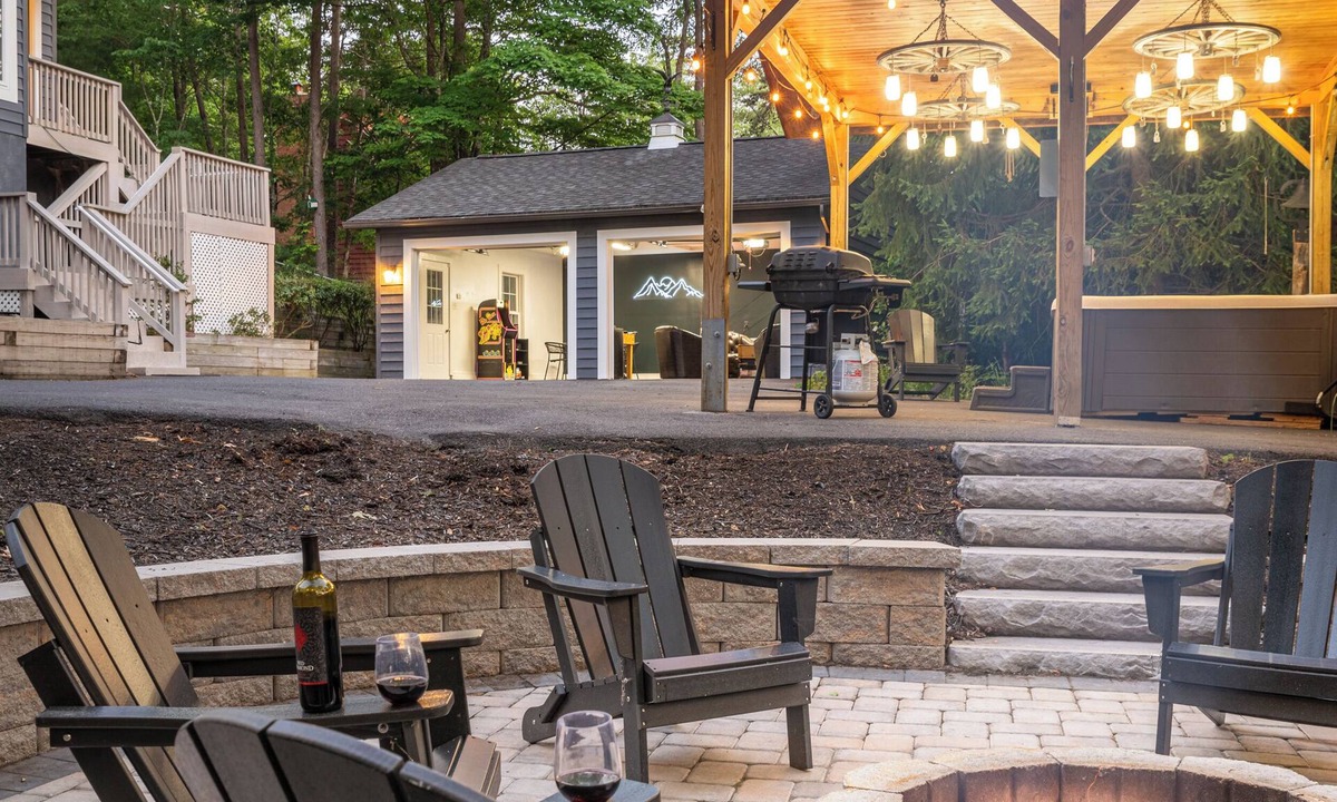 Mount Jackson Cabin | The Hideaway l EV l Hot Tub l Fire Pit l Game Room l .5 miles to Bryce Resort