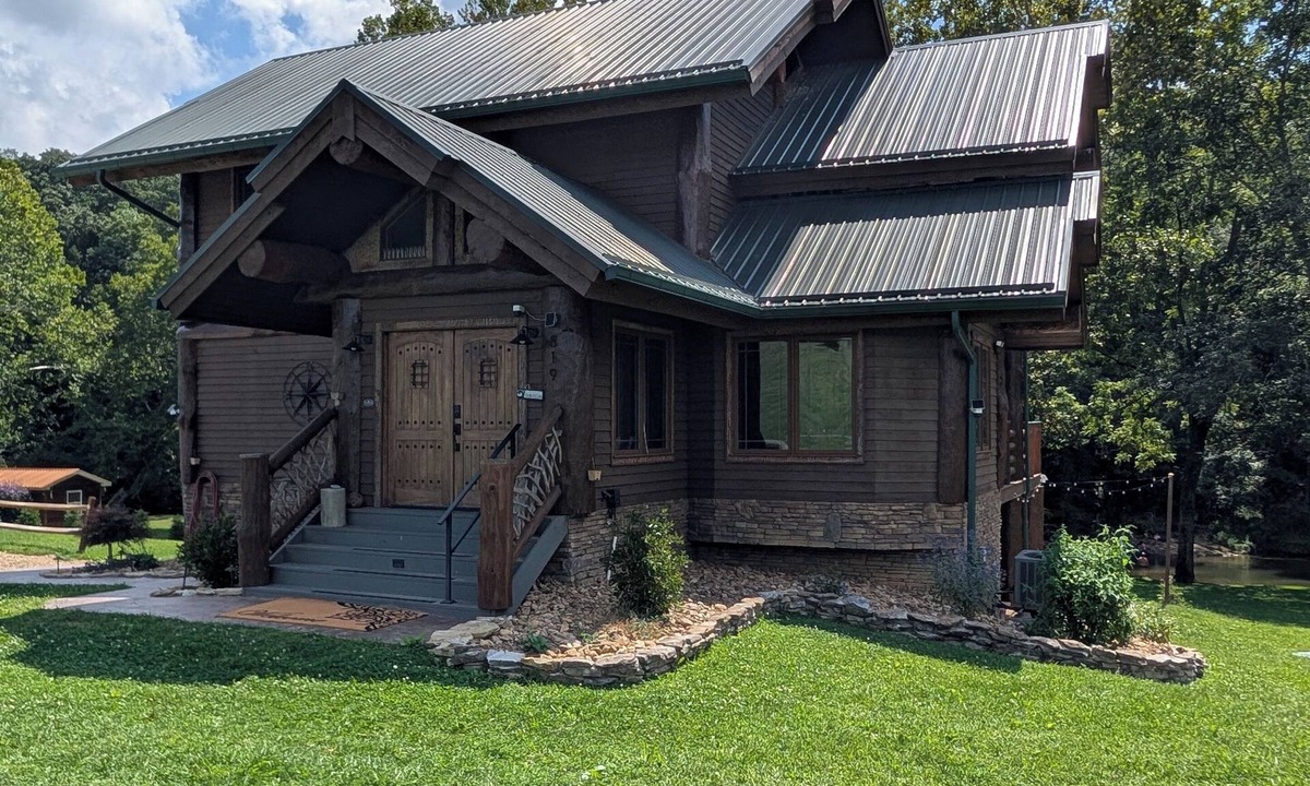 Marion Cabin | The Holston River Lodge: Luxury Riverfront, Hot Tub, Fishing, Views & Wineries