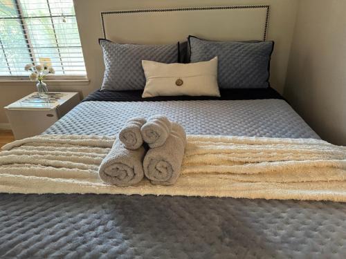 Sunrise Manor House | The Monet- One bedroom with a private entrance - shared bathroom