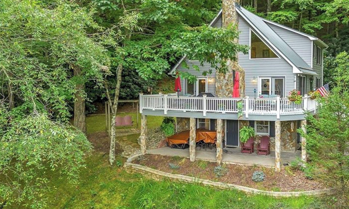 West Jefferson Ski Chalet | The Mtns Are Calling. Stay Cool - 3BR/2BA Golf Course w/Hot Tub, Pets