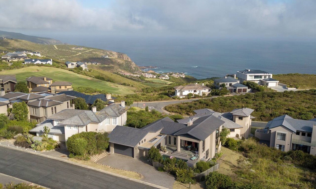 Knysna House | This delightful unit comprises 3 bedrooms and 3 bathrooms. Ideal home to relax.