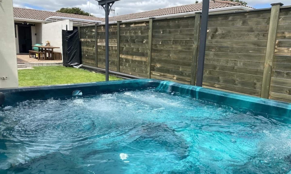 Rotorua House | Tilsley Inn - Spa Pool, Central, Sleeps 10