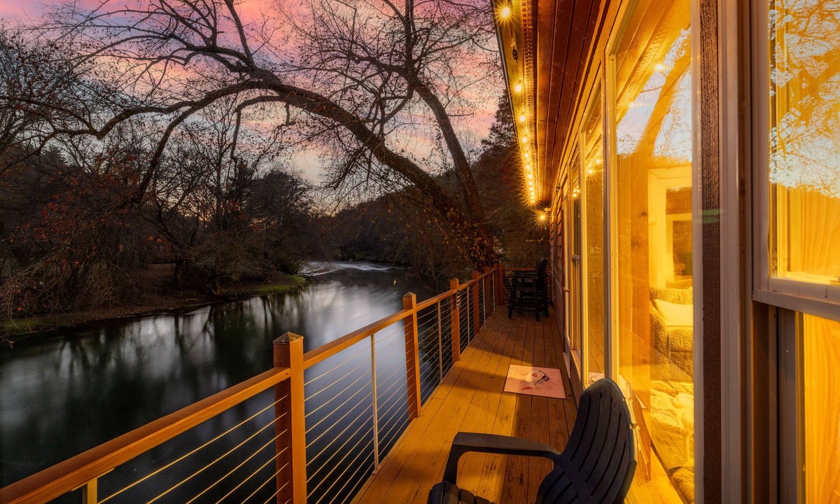 Mineral Bluff Cabin | Toccoa Riverside Cabin: Pet-Friendly, Hot Tub, Firepit & Prime Fishing Retreat