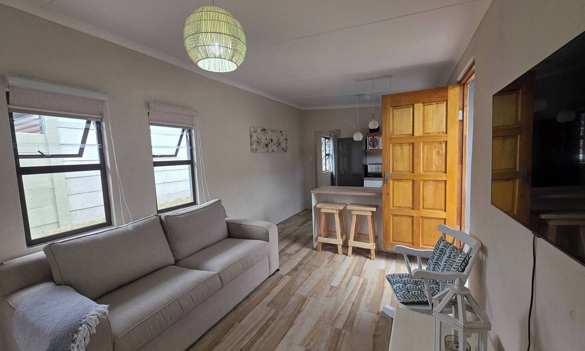 Gonubie Apartment | Tranquil 1-Bedroom Apartment Near Gonubie Beach