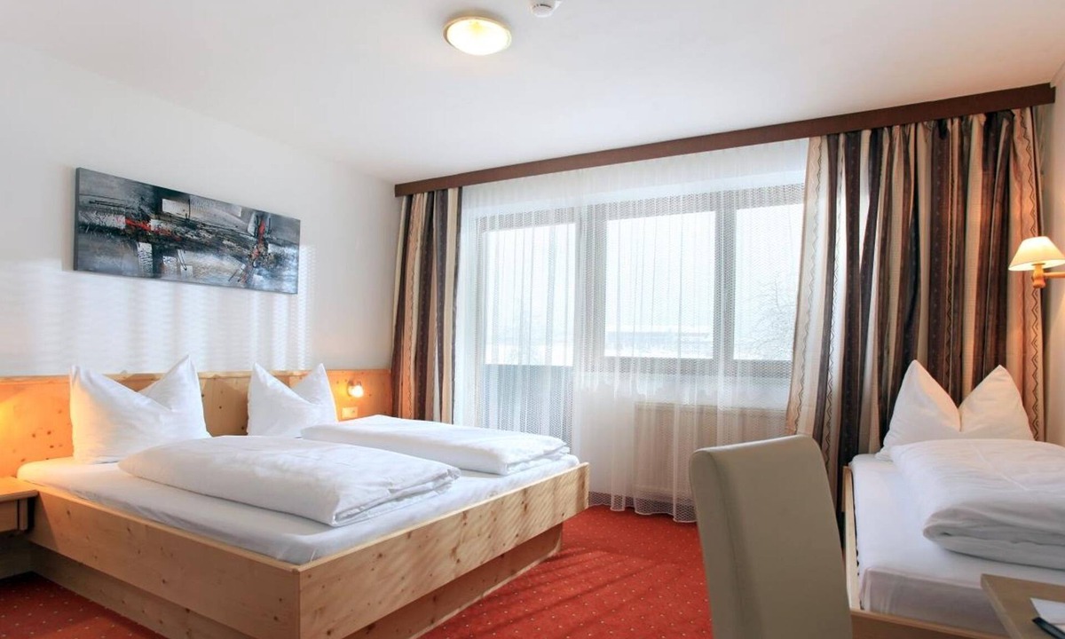 Itter Apartment | Triple room with shower, toilet - Hotel Edelweiss
