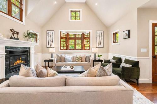 Aspen House | Updated Spacious Home w AC & Hot Tub Walk to Town!