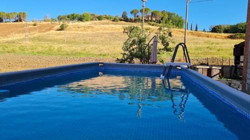 San Giovanni d'Asso Apartment | VAL D'ORCIA DELUXE 1 ELEGANTE CASA immersa nel verde con WiFi, giardino e parcheggio