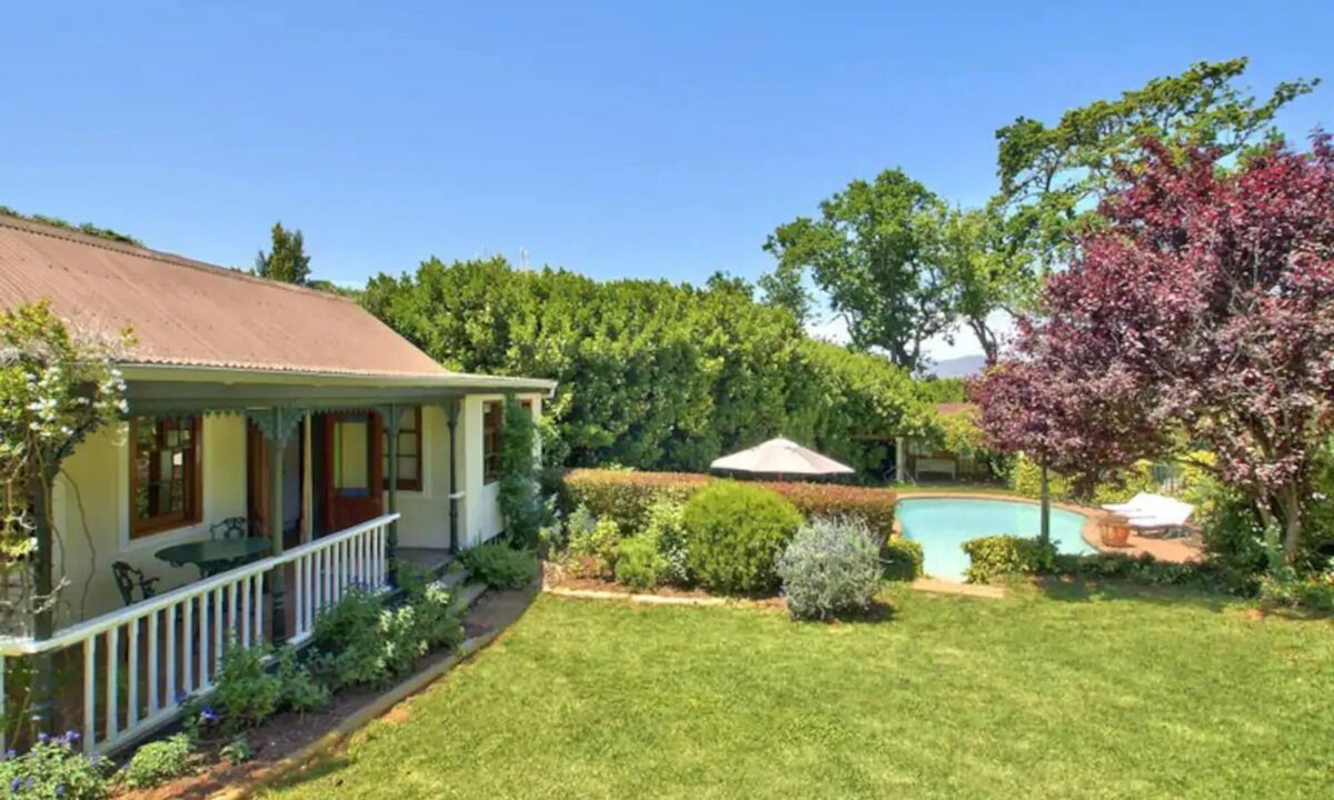 Constantia Cottage | Vineyard to Mountain views, pool & gate onto Groot Constantia Wine farm