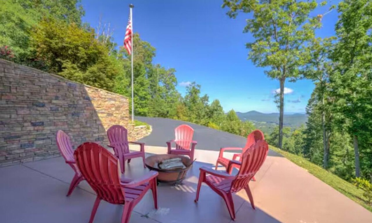 Blairsville Cabin | Vista Sunrise Mountain View with Hot Tub at Knight Sky Cabin